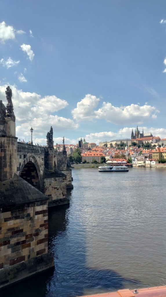 Il famoso Ponte Carlo sul fiume Moldava, Praga, Cechia