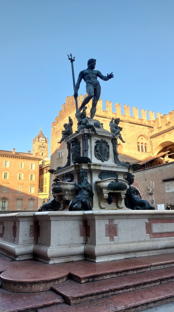 La Fontana del Nettuno realizzata dallo scultore fiammingo Giambologna. Questo è uno dei simboli più celebri della città. Bologna, Emilia Romagna