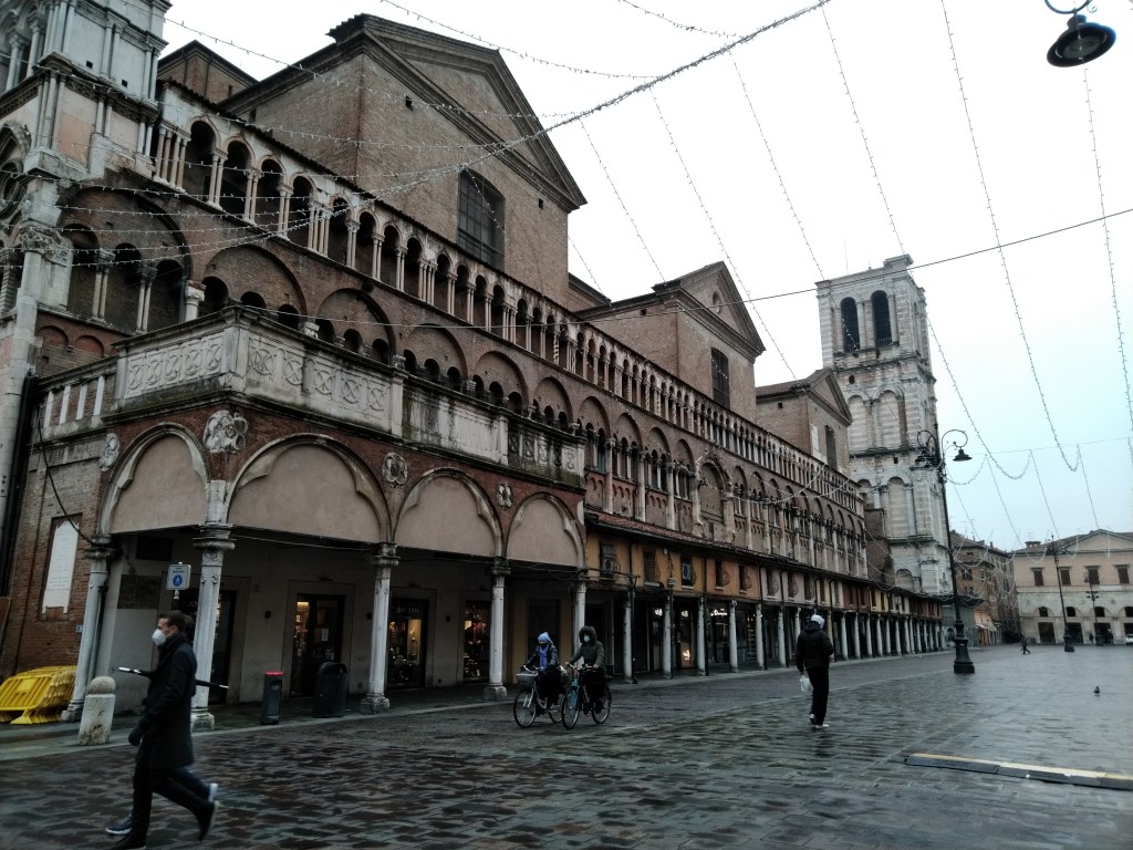 La medievale piazza principale di Ferrara, oggi chiamata Piazza Trento e Trieste, già Piazza delle Erbe, al lato della Cattedrale, Emilia Romagna