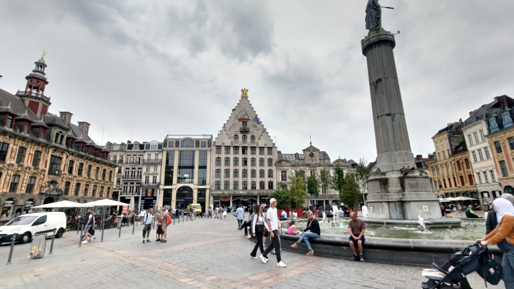 La suggestiva Grand Place di Lille intitolata al Generale Charles de Gaulle, Francia