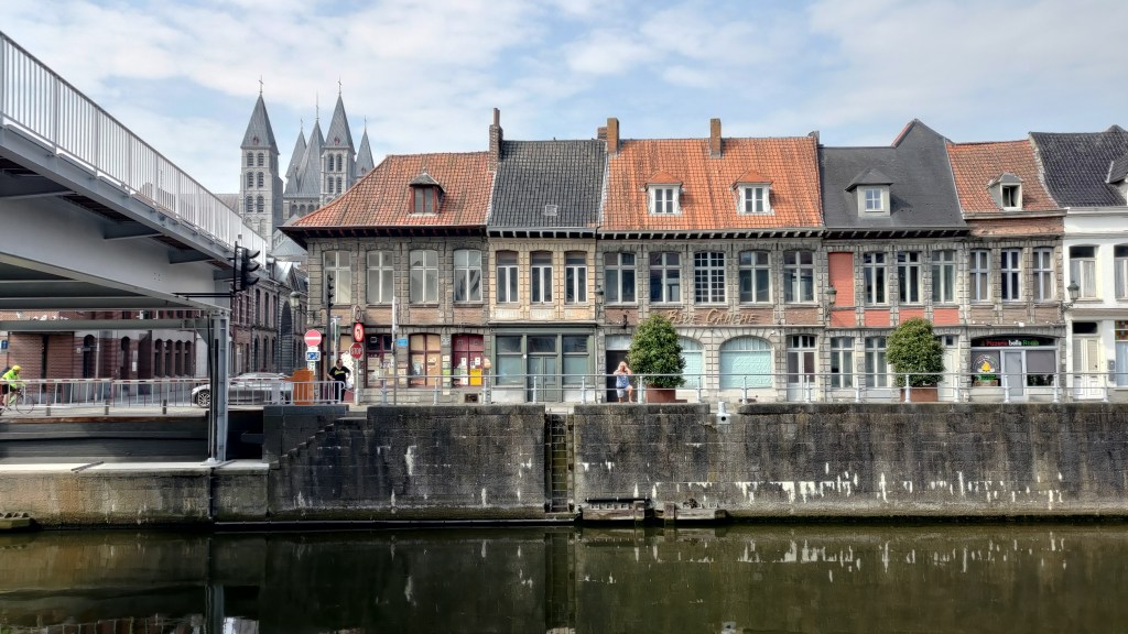 Il fiume Schelda in centro a Tournai, si possono vedere il ponte levatoio, la grande Cattedrale di Notre-Dame e i tipici palazzi cittadini, Belgio