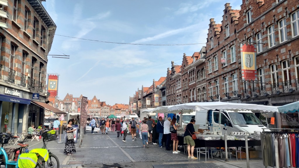 La Grand Place triangolare di Tournai con gli edifici nel tradizionale stile belga, Belgio