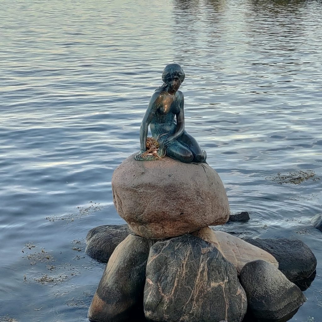 La Sirenetta di Copenaghen, ispirata alla celebre fiaba del danese Andersen e resa famosa dalla Disney. 