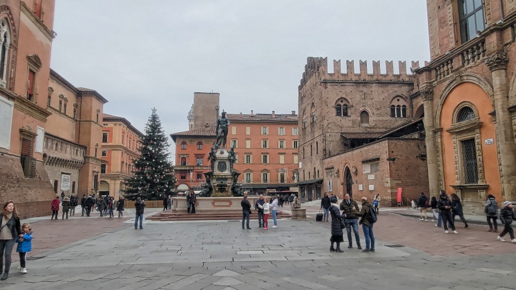 La Fontana del Nettuno con la grande statua che i bolognesi chiamano il gigante. La Fontana si trova nei pressi di Piazza Maggiore, tra Palazzo d'Accursio e Palazzo Re Enzo. Bologna, Emilia Romagna