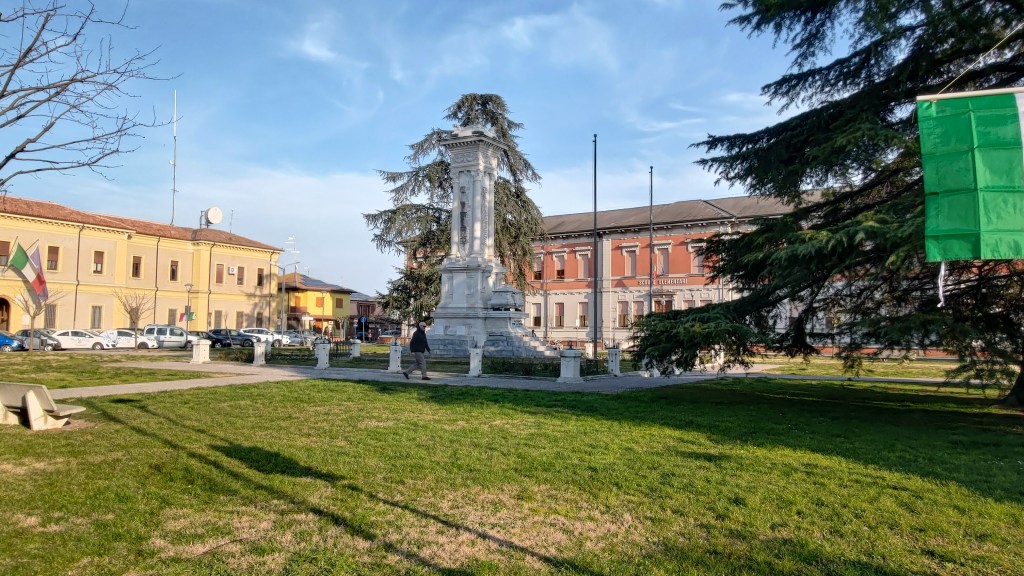 Il Monumento ai caduti nel centro di Piazza XX Settembre, Portomaggiore, Emilia Romagna