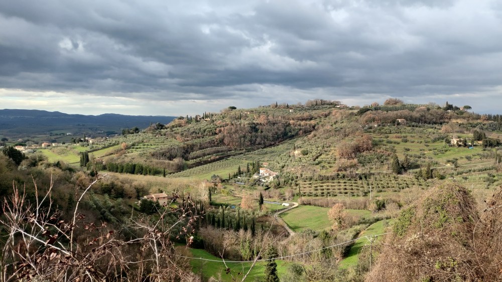 La vista sulle dolci e verdi colline che circondano Chiusi, Toscana