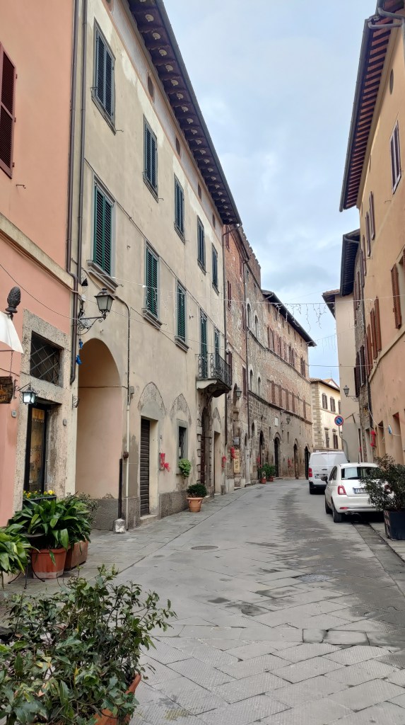 Vie del centro storico di Chiusi, in Toscana 