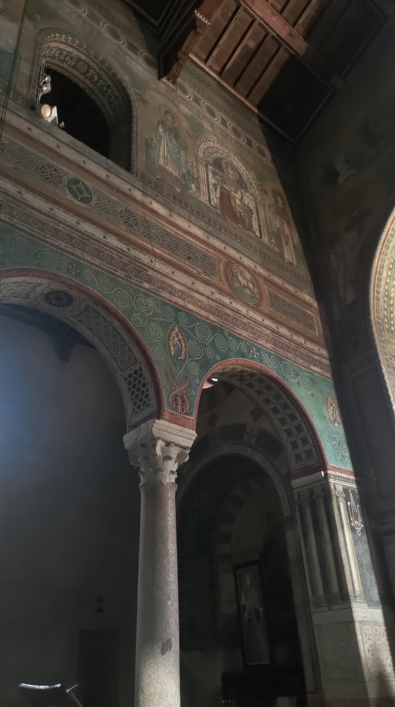 Particolare della Cattedrale di Chiusi caratterizzata dal colore verde negli interni, Toscana