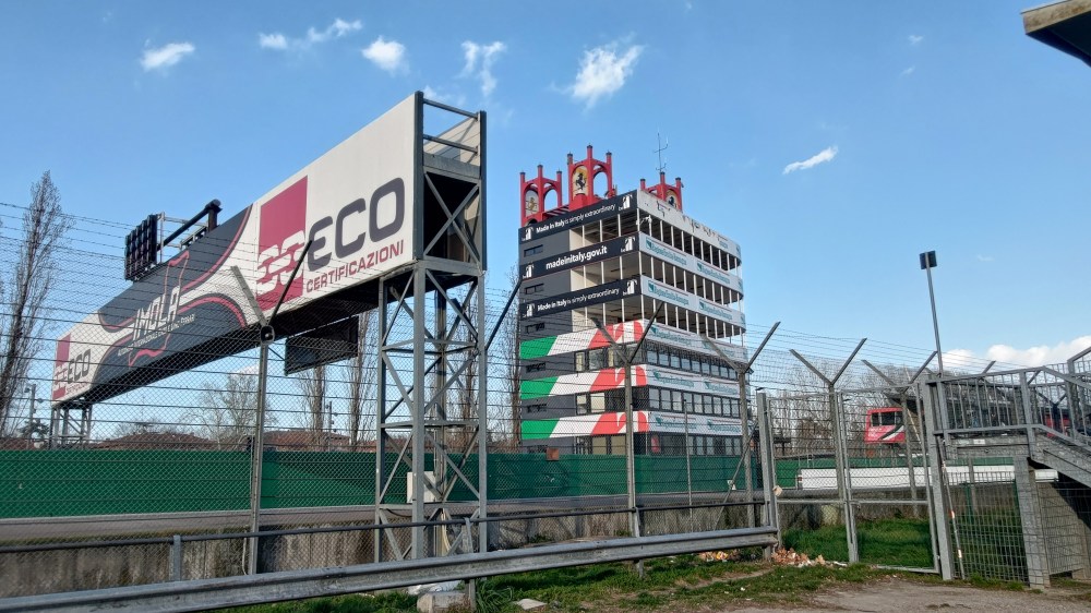 L'Autodromo Enzo e Dino Ferrari di Imola nel punto del traguardo con la storica torre, simbolo dell'Autodromo. Imola, Emilia Romagna