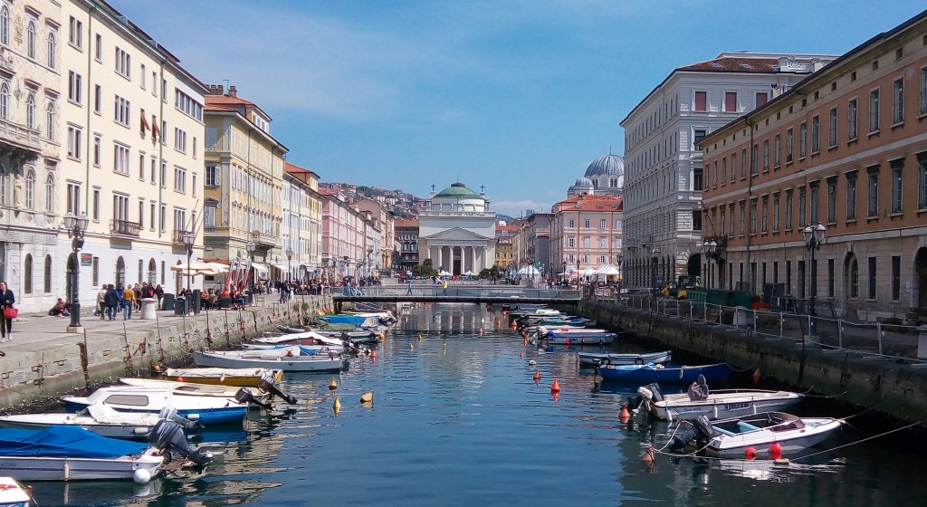 Il Canal Grande di Trieste nel Borgo Teresiano con la Chiesa di Sant'Antonio sullo sfondo, Trieste, Friuli Venezia e Giulia