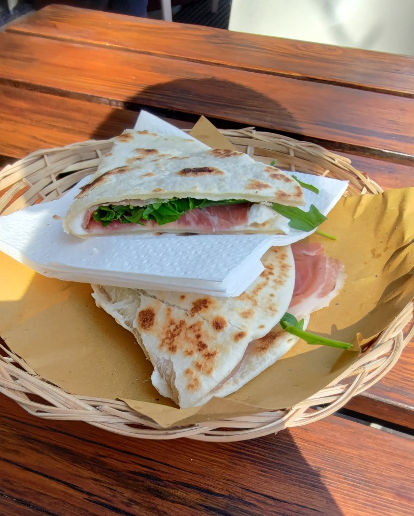 La vera piadina romagnola con prosciutto crudo, scquacquerone e rucola