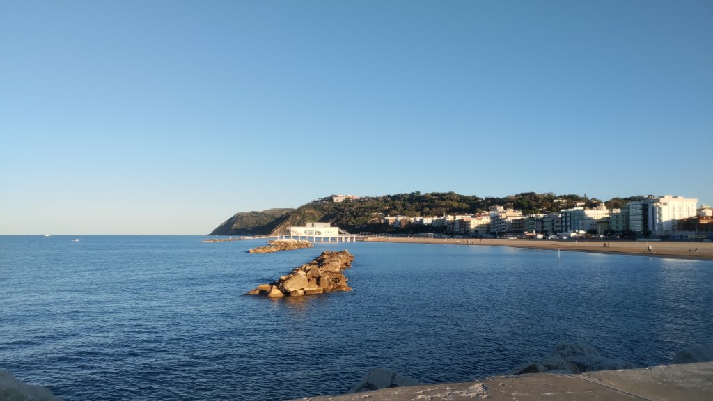 Vista dal faro di Gabicce Mare verso il Mar Adriatico e Gabicce Monte, nelle Marche
