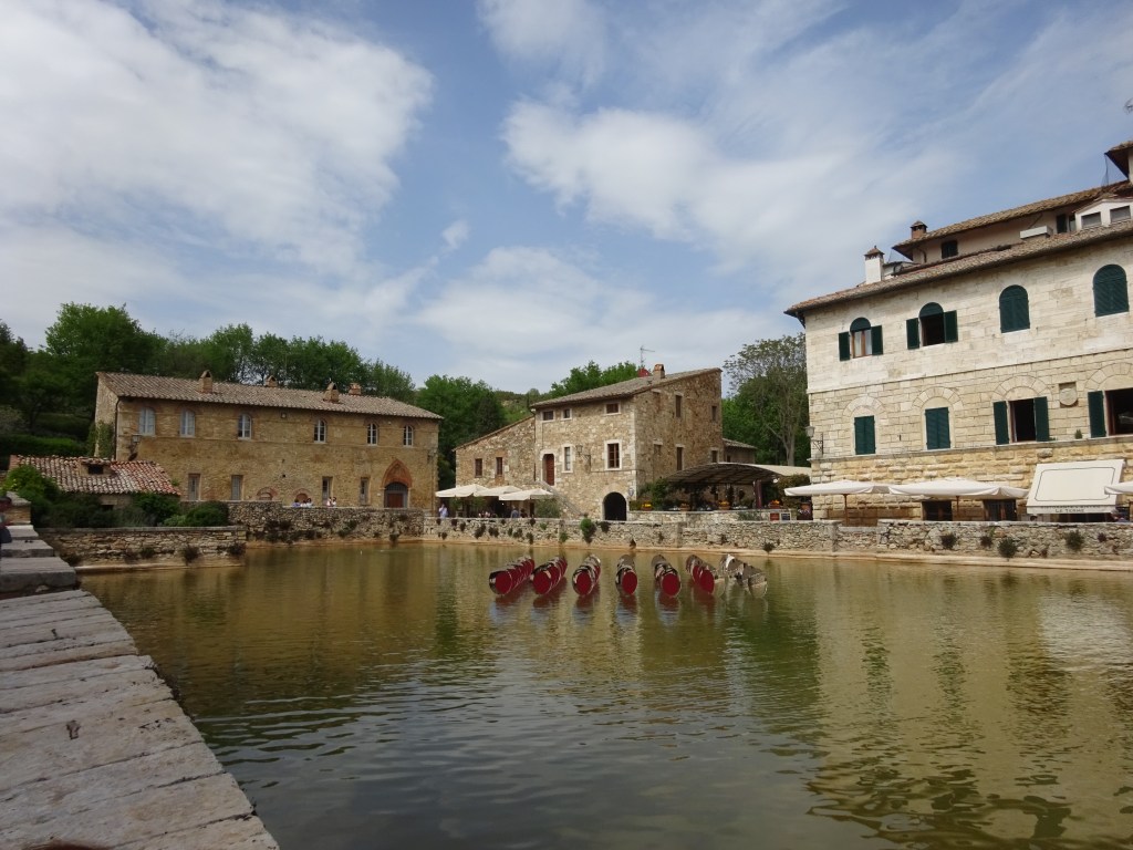 Bagno Vignoni con la sua piscina nel centro del borgo, Toscana