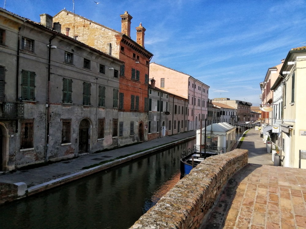 Scorci di Comacchio con i canali, i ponti e le case colorate, Emilia Romagna