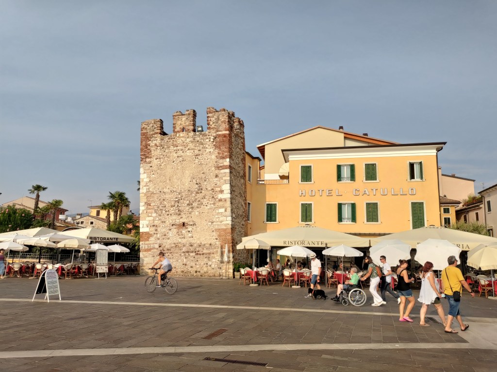 La torre merlata sul lungolago di Bardolino che affaccia sul Lago di Garda, Veneto