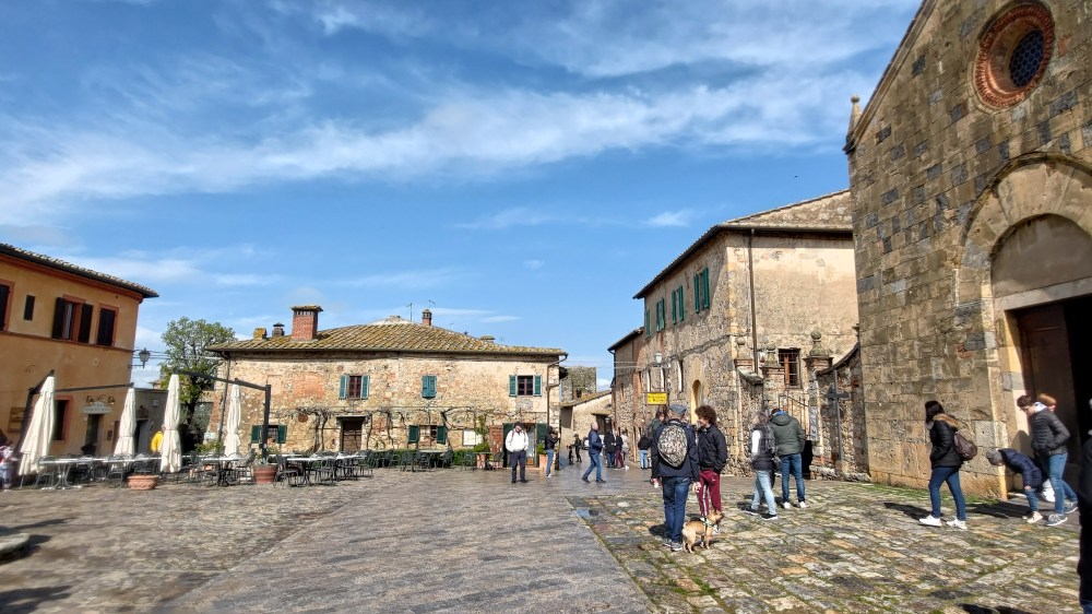 Il cuore del piccolissimo borgo medievale di Monteriggioni, Toscana