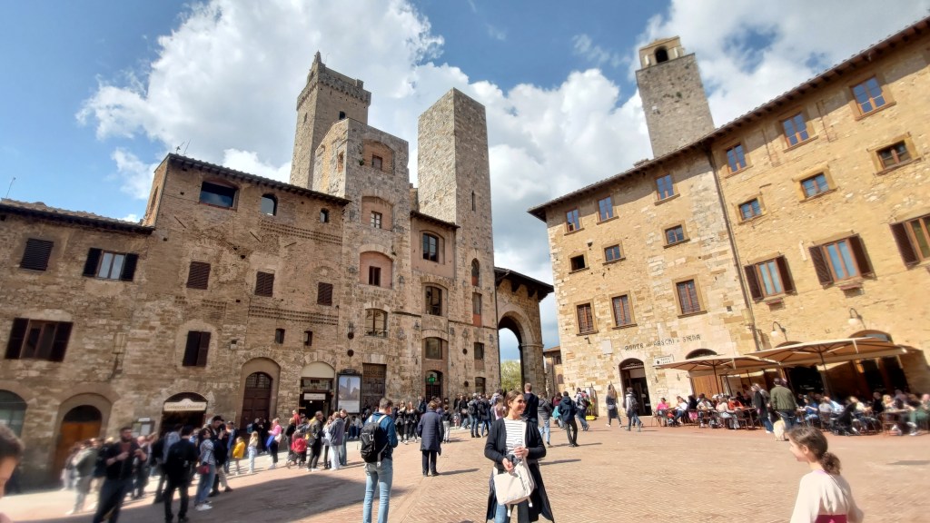 Piazza del Duomo con alcune delle famose torri che contraddistinguono lo skyline del borgo di San Gimignano, Toscana