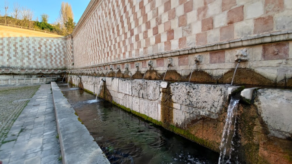 Particolare della Fontana delle 99 cannelle, simbolo di L'Aquila, Abruzzo