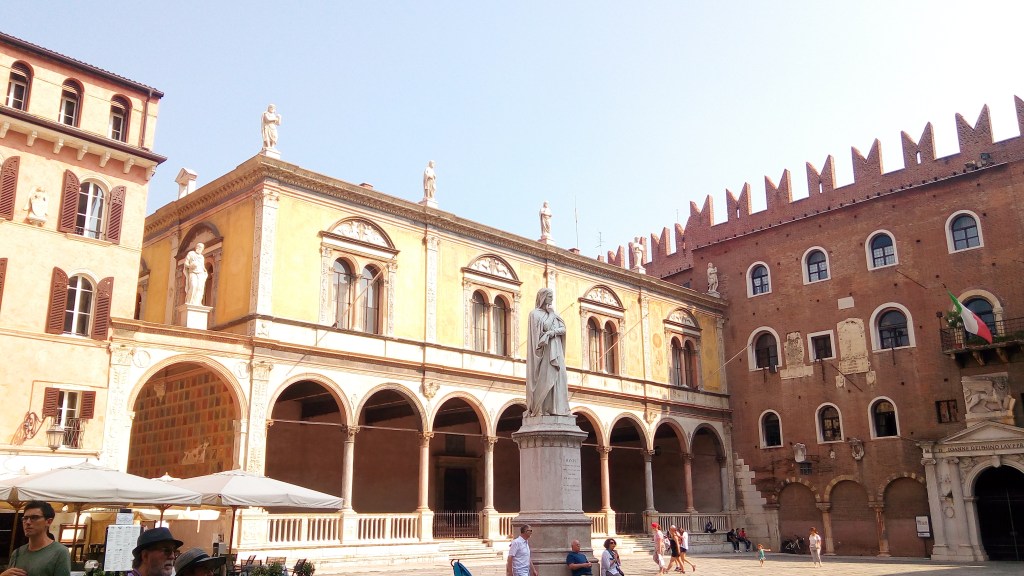 La statua di Dante Alighieri in Piazza dei Signori a Verona