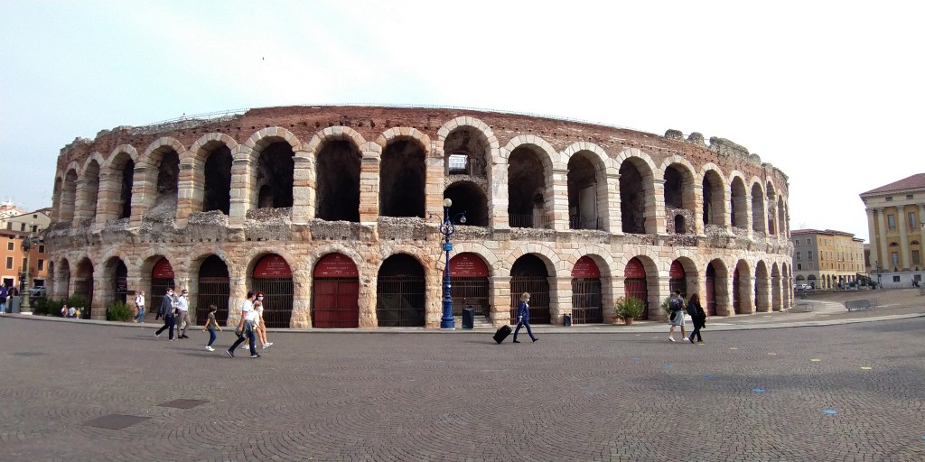 L'Arena di Verona vista da fuori. Non tutti sanno che questo anfiteatro è più vecchio del Colosseo