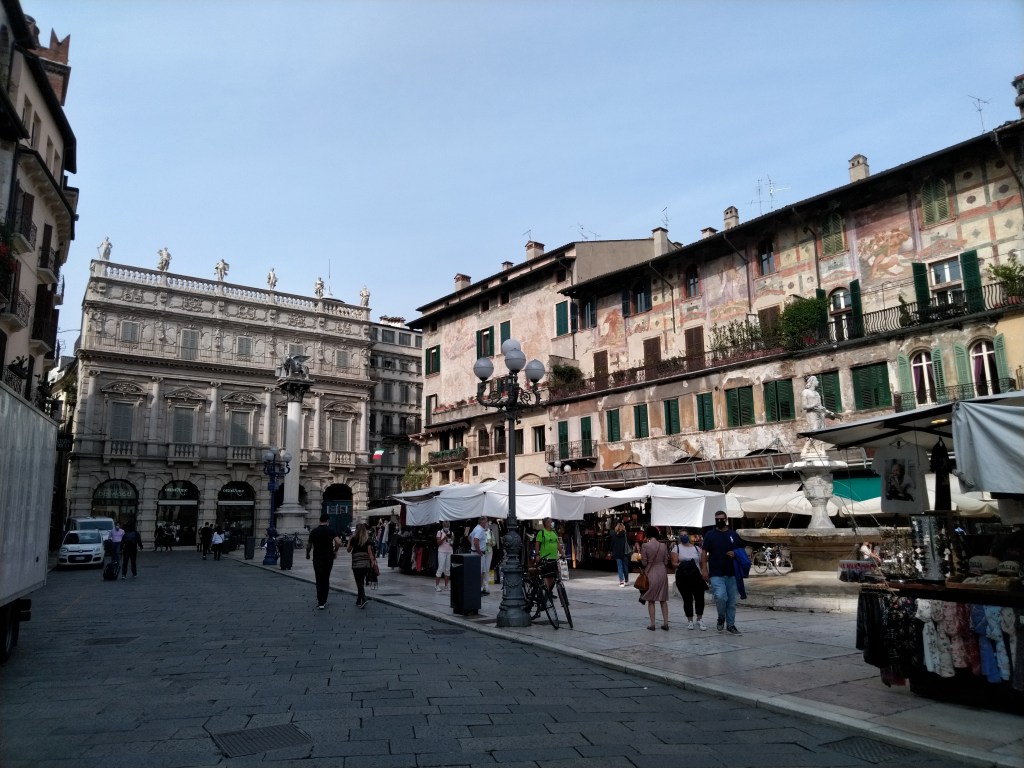 Piazza delle Erbe, una delle piazze più famose di Verona, Veneto