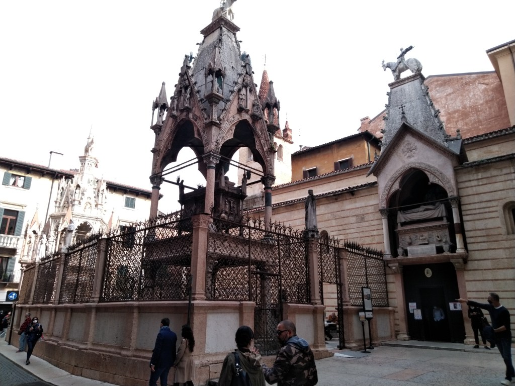 Le Arche Scaligere di Verona dove sono sepolti i membri della famiglia Della Scala, gli storici signori di Verona