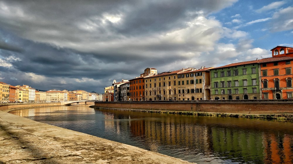 I caratteristici e colorati lungarni pisani, Toscana