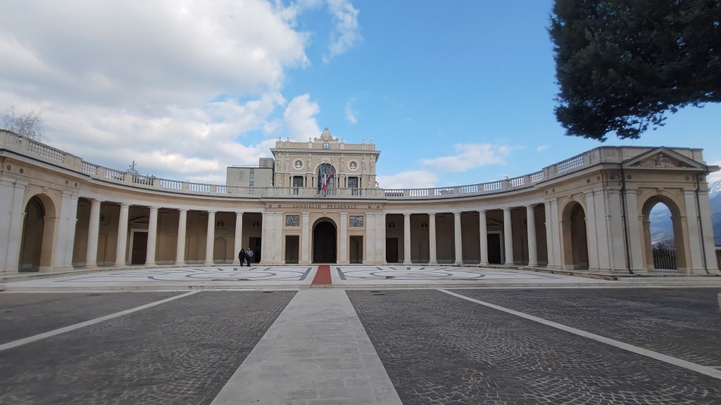 La facciata del Palazzo dell'Emiciclo con il suo bel colonnato a L'Aquila, in Abruzzo