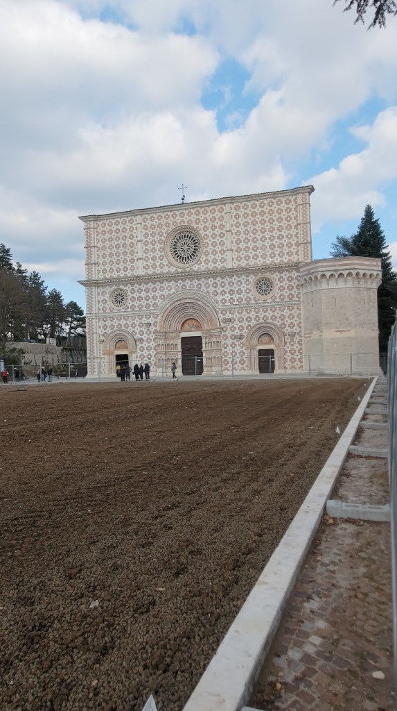 La facciata della Basilica di Collemaggio a L'Aquila, in Abruzzo