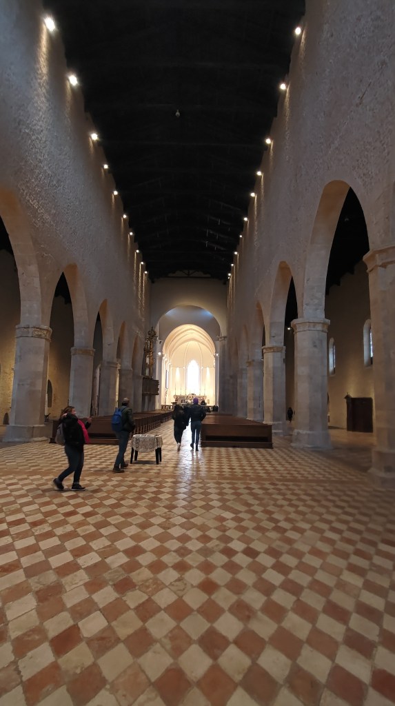 L'interno della Basilica di Collemaggio dov'è sepolto Papa Celestino V, a L'Aquila