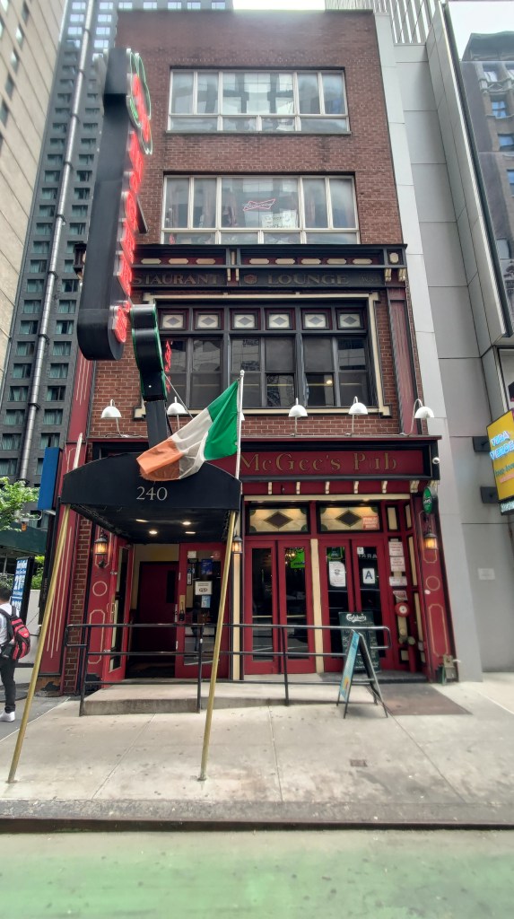 Il McGee's Pub, conosciuto come MacLaren's Pub nella serie How I met your Mother, New York, USA