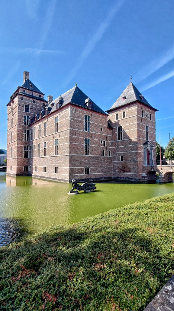 Il simbolo di Turnhout: il Castello dei Duchi di Brabante, un monumento suggestivo ben conservato, si trova in centro a Turnhout, nelle Fiandre, in Belgio