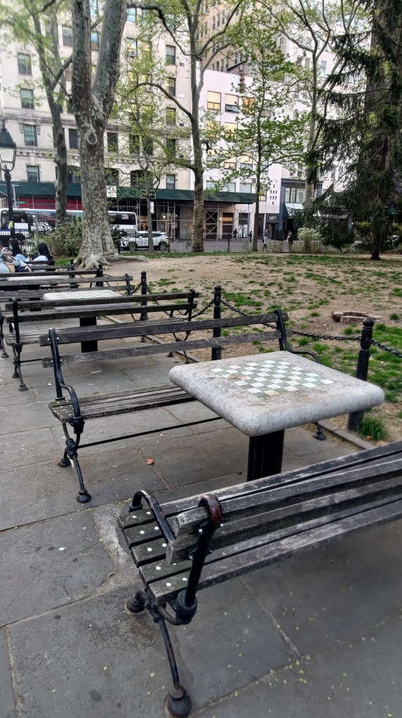 Postazione per gli scacchi in un parco pubblico di New York, USA