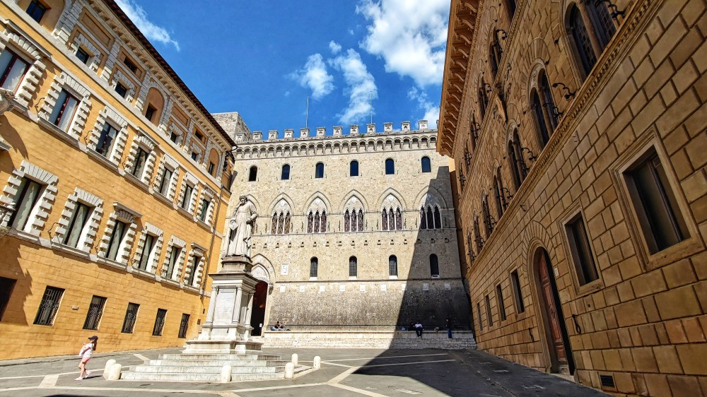 La facciata di Palazzo Salimbeni, sede di Monte dei Paschi di Siena