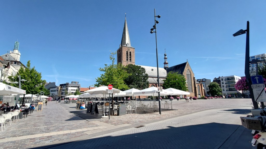 La Grotemarkt con la Sint Pieterskerk, Fiandre, Belgio