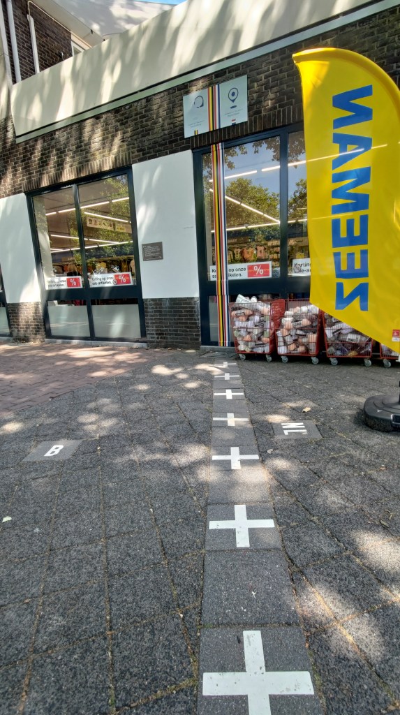 Il confine tra Belgio e Paesi Bassi che divide in due un negozio. Qui ci troviamo tra Baarle-Hertog e Baarle-Nassau