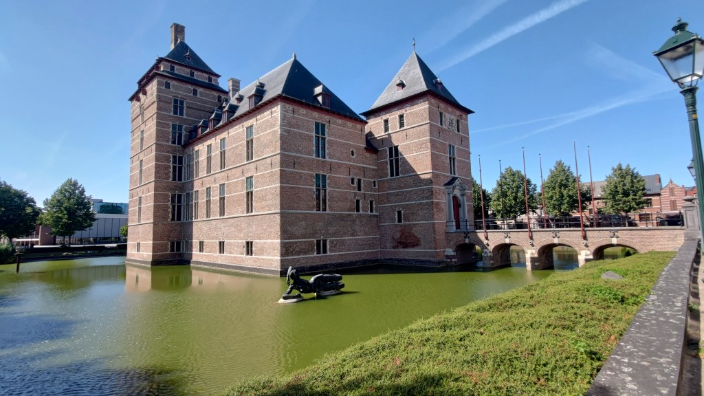 Vista sul fossato e sul Castello dei Duchi di Brabante nel centro di Turnhout, Fiandre, Belgio