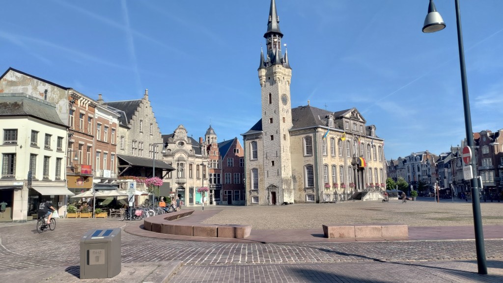 La Grote Markt di Lier con il Municipio e il Beffroi, Belgio 