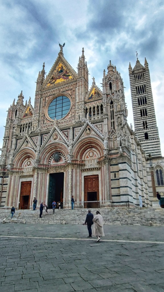 La meravigliosa facciata del Duomo di Siena