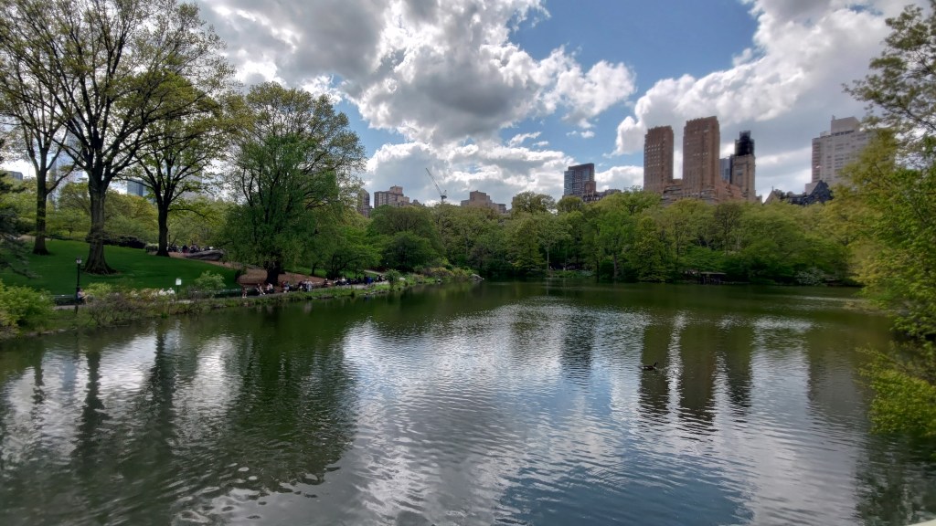 Laghetto a Central Park con vista sui grattacieli, New York, USA