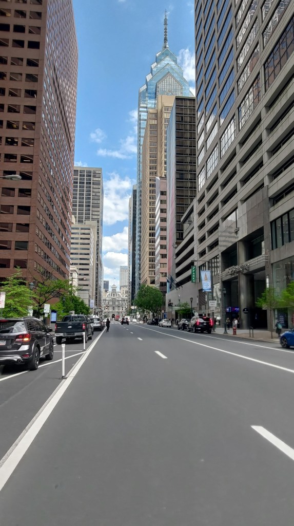 Il One Liberty Place sul lato destro della strada