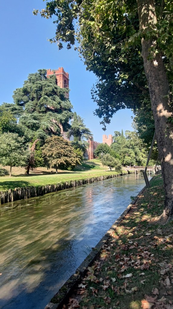 Le mura del Castello di Castelfranco Veneto e il suo fossato con l'acqua, in provincia di Treviso, Veneto