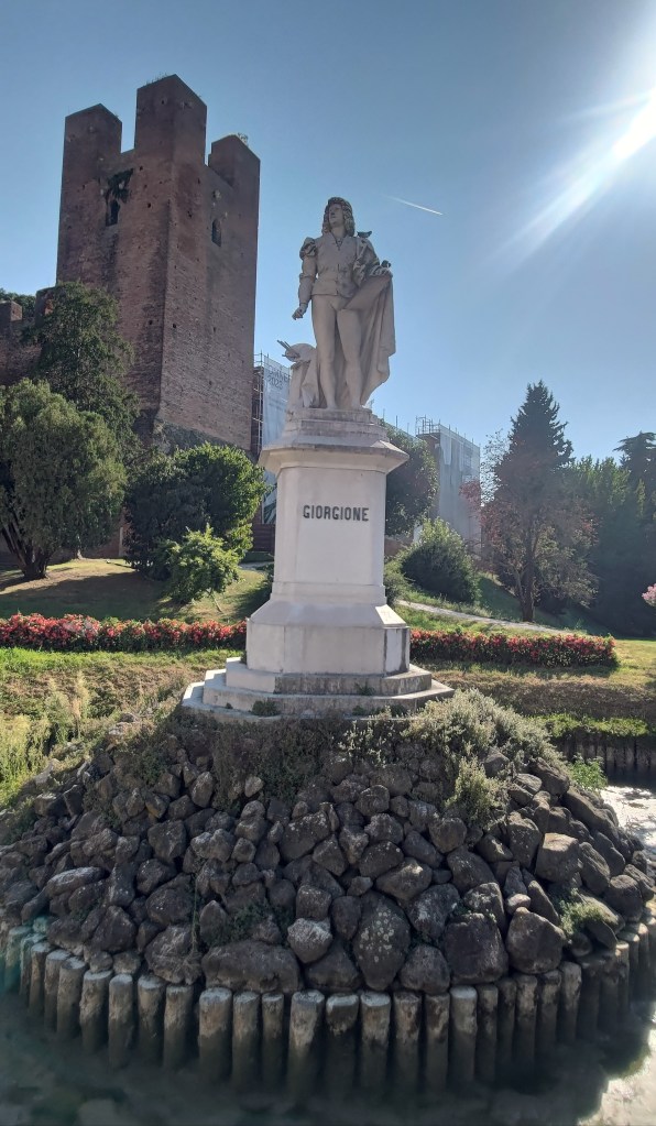 Statua del Giorgione nei pressi del Castello di Castelfranco Veneto, Veneto