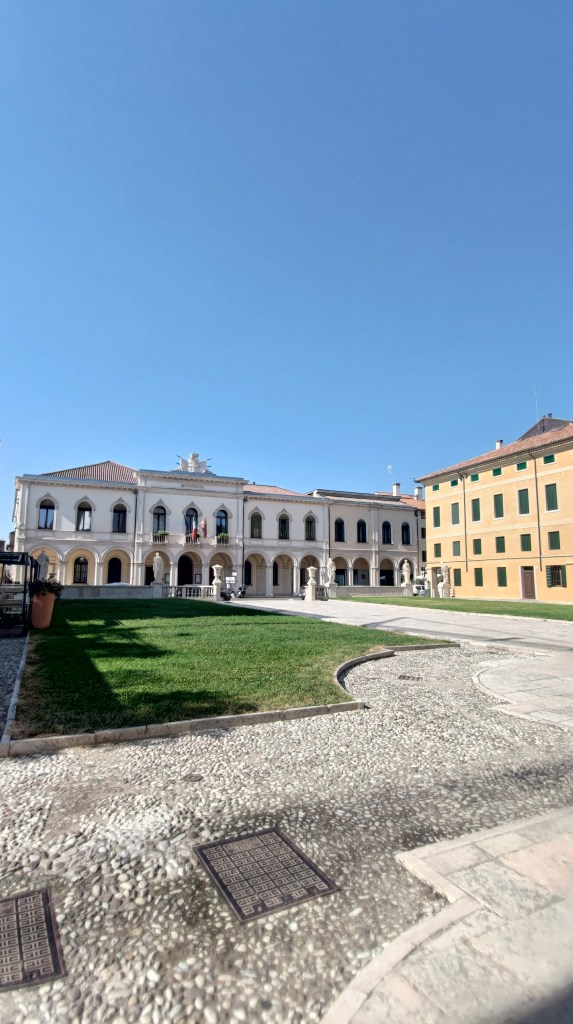 Piazza di San Liberale e il Municipio di Castelfranco Veneto, Veneto