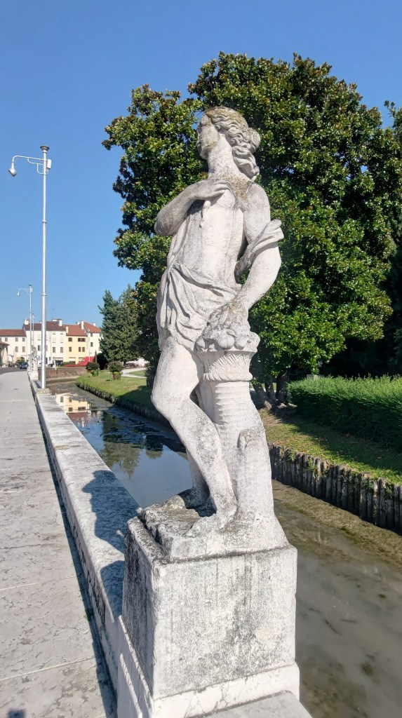 Una delle statue attorno al fossato di Castelfranco Veneto