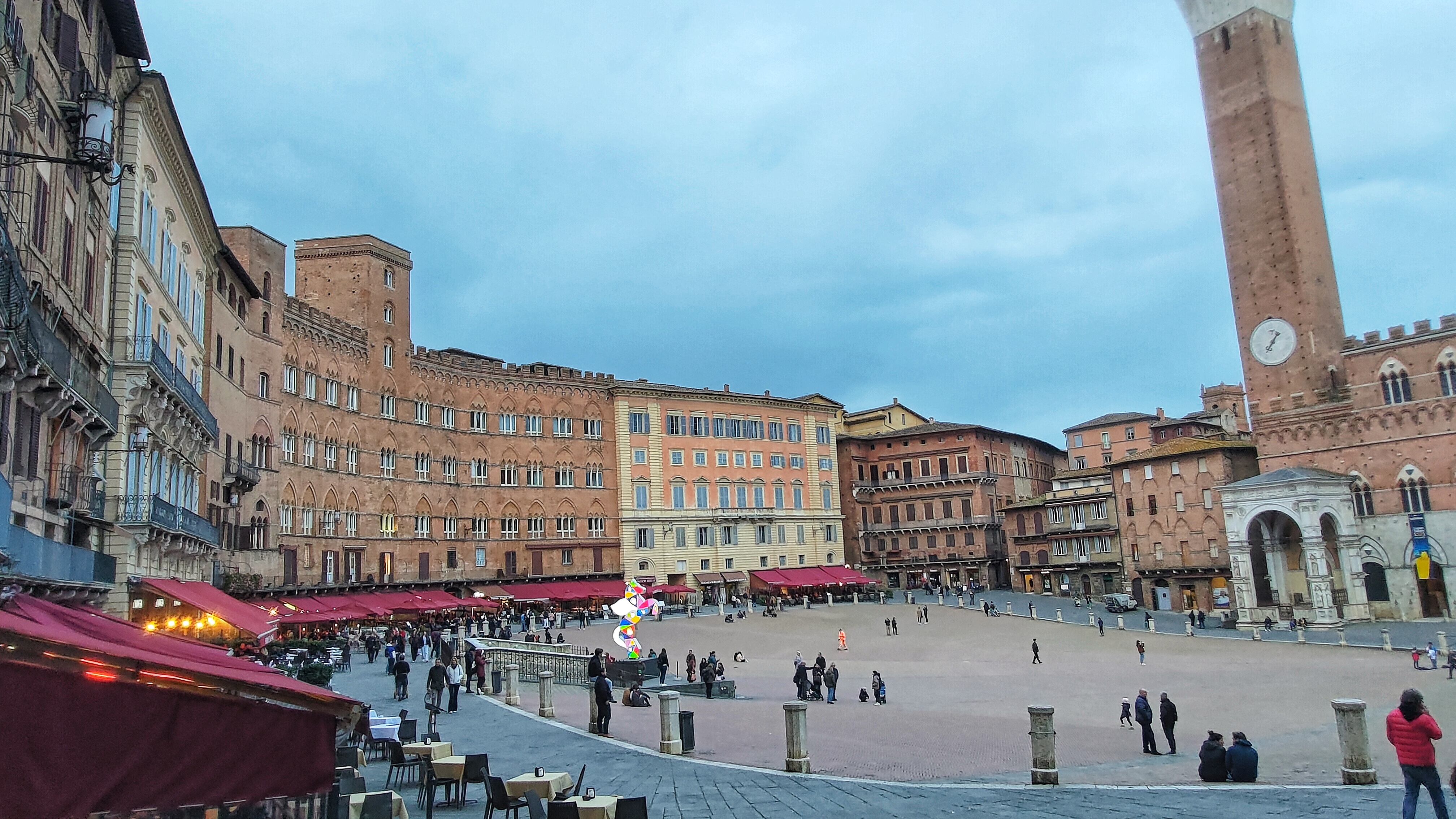 Vista su Piazza del Campo con la sua forma a conchiglia, Siena, Toscana