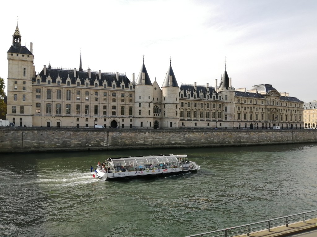 La Conciergerie sull’Île de la Cité circondata dalla Senna, Parigi, Francia