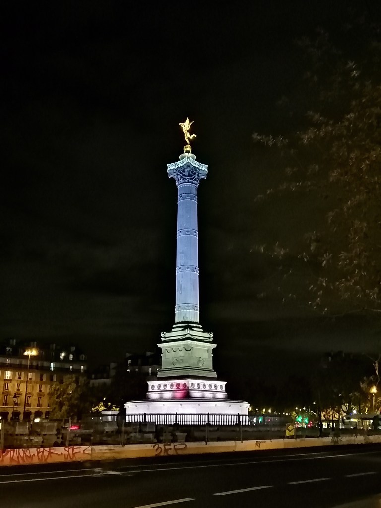 La Colonna della Bastiglia illuminata di notte, Parigi, Francia
