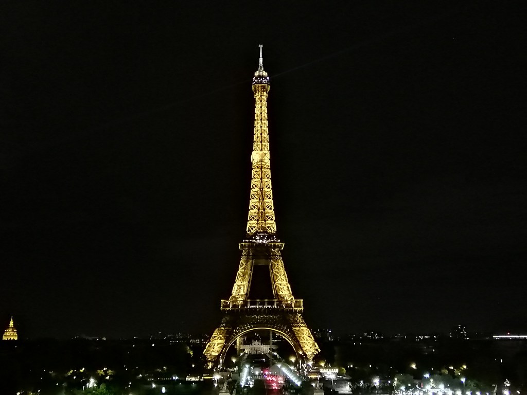 La Tour Eiffel illuminata nelle ore notturne, Parigi, Francia