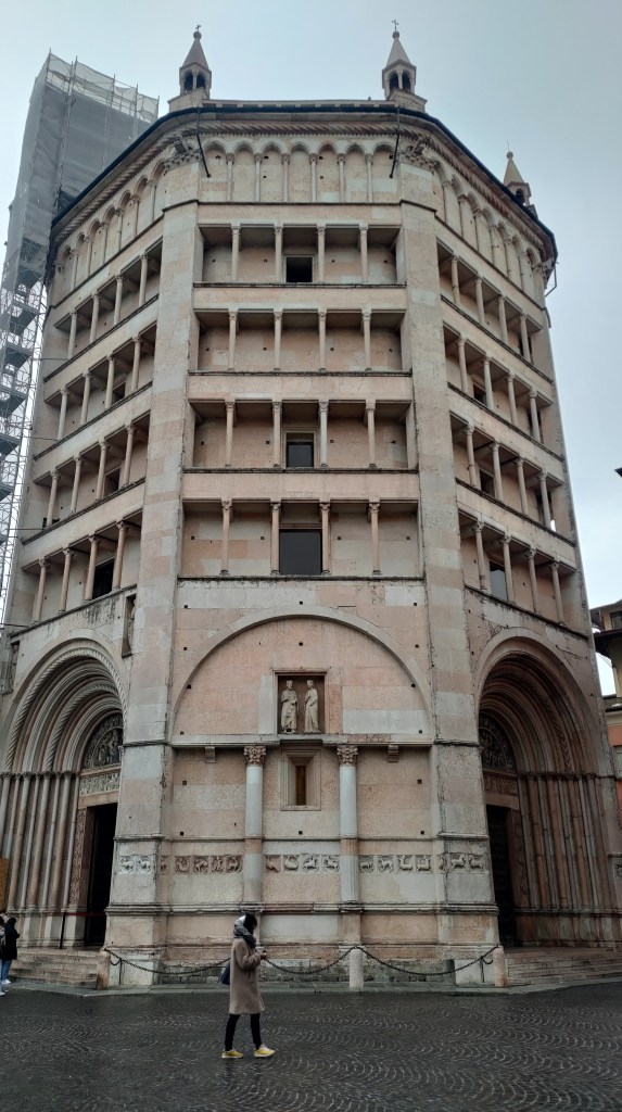 Il Battistero di Parma, che rappresenta il punto di contatto tra gli stili Romanico e Gotico